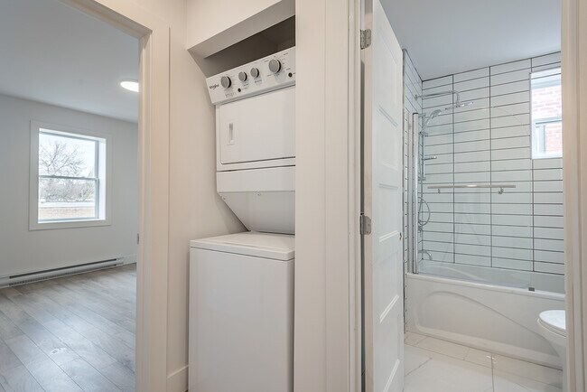 Building Photo - 5915 Décarie