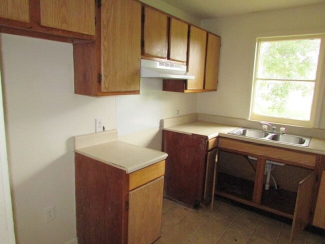 Building Photo - Centrally Located!