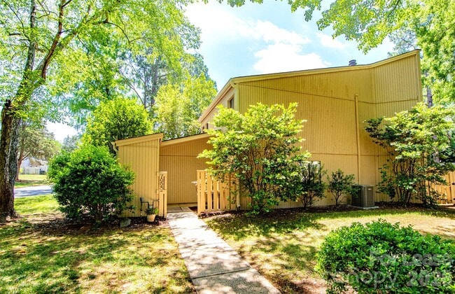 Building Photo - 7922 Horse Chestnut Ln