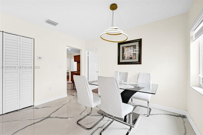 Foto del edificio - 6840 SW 26th Ct