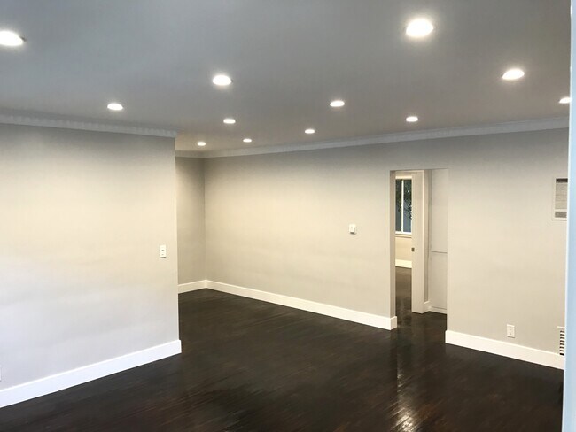 Foto del edificio - 8074 Fareholm Dr