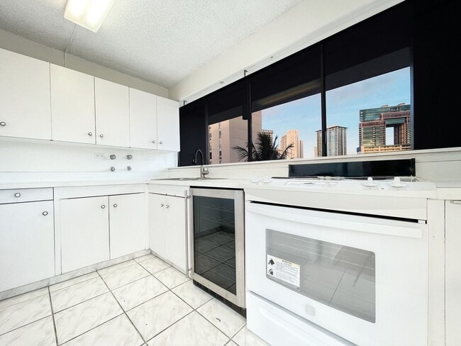Foto del edificio - Versatile Waikiki 2-Bedroom, 2-Bath Condo with 1 Parking