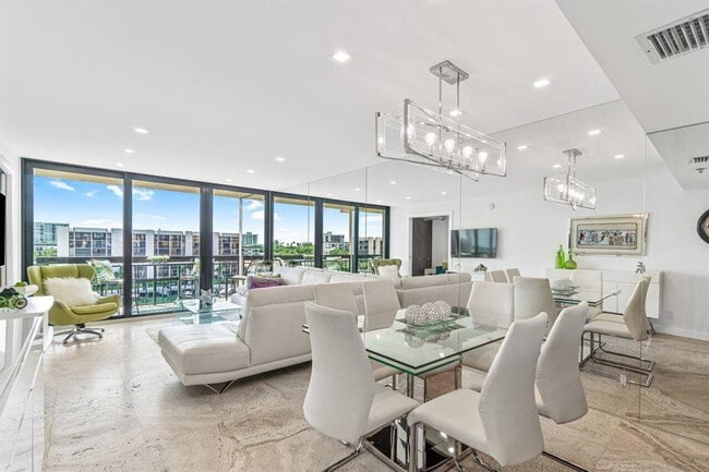 Building Photo - 2707 N Ocean Blvd