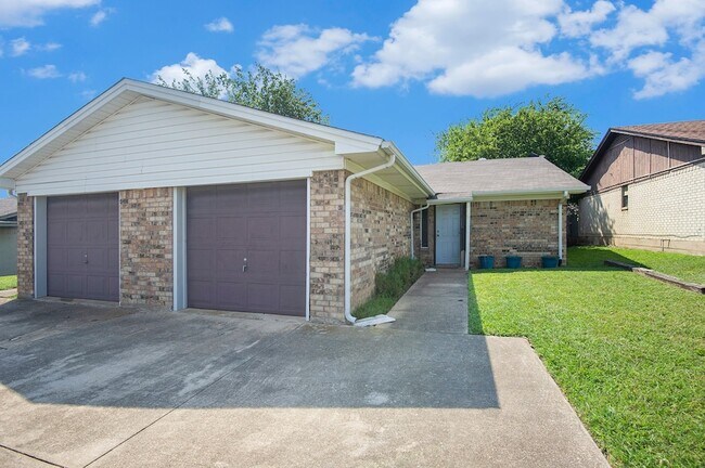 Foto del edificio - 6819 W Cleburne Rd