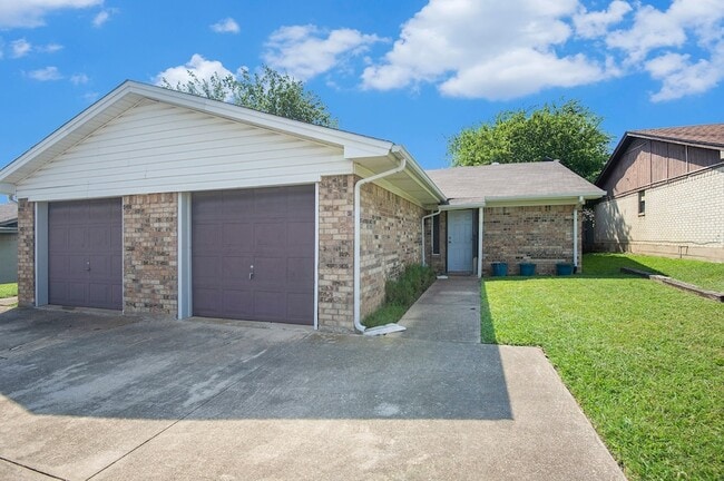 Photo - 6819 W Cleburne Road Unit Apartment
