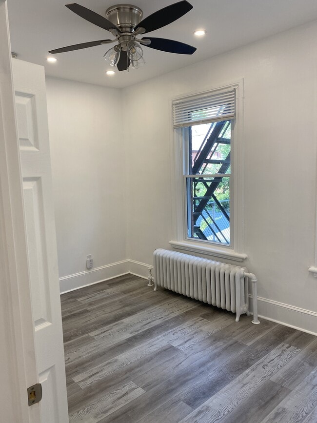 Building Photo - 471 Somerset St W