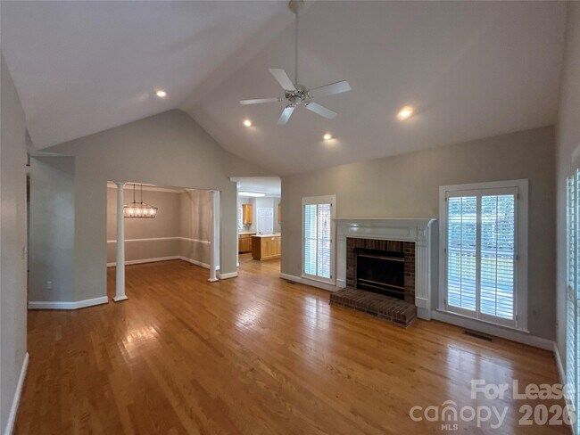 Foto del edificio - 2649 Willowbrook Dr