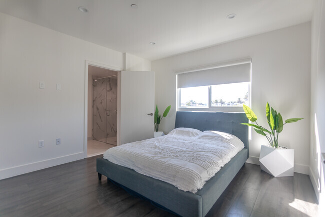 2BR,2BA - 800SF - Bedroom - Sunset Rise