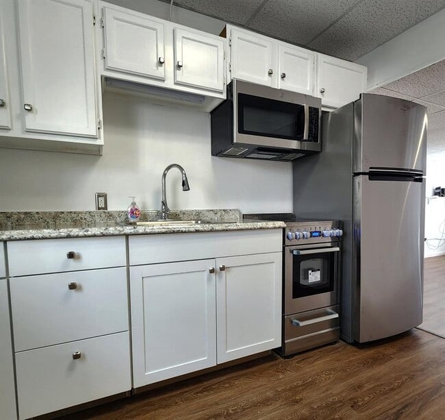 Building Photo - 5017 Rowena Ave