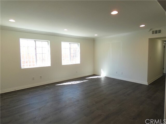 Building Photo - 2645 S Longwood Ave