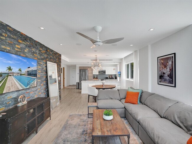 Building Photo - 9940 W Bay Harbor Dr