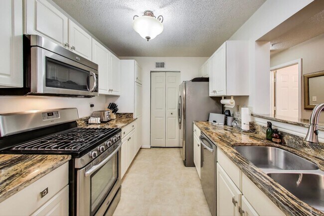 Foto del edificio - Beautifully updated and maintained 2 level...