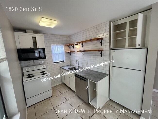 Building Photo - Old Southeast - 1/1 in Triplex - For Rent