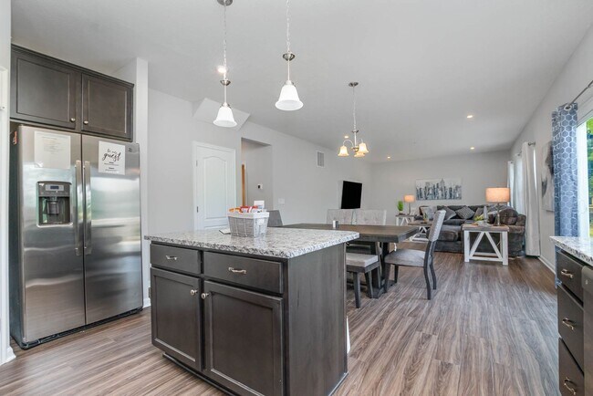 Foto del edificio - Brand new construction in well-kept HOA co...