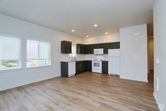 2BR, 1BA - 772SF - CEDAR POINTE