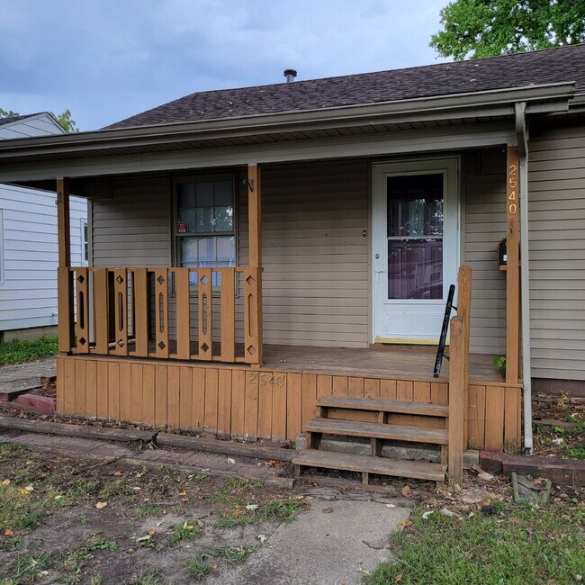 Foto del edificio - Highway to Home: Rent this 'Neighborly Oasis' 2 Bed/1 Bath with a Garage Bonus!