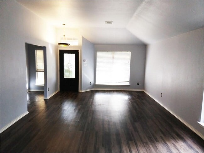 Building Photo - 1007 Russwood Cove