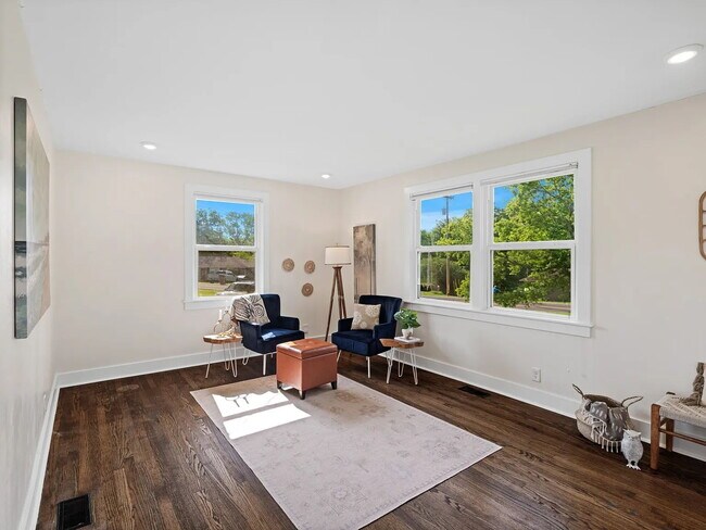 Foto del edificio - 2 Bedroom, 1 Bathroom Duplex Near Woodbine...