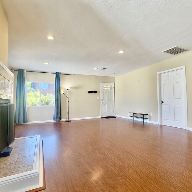 Foto del edificio - 8109 Ney Ave