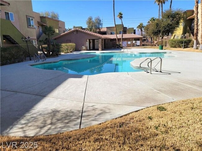 Building Photo - Charming 1st Floor Condo