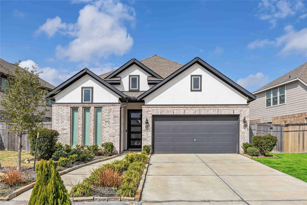 Foto principal - 8707 Windsong Trail Dr