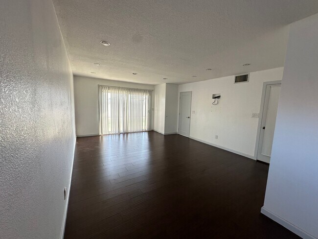 Foto del edificio - 480 N State College Blvd
