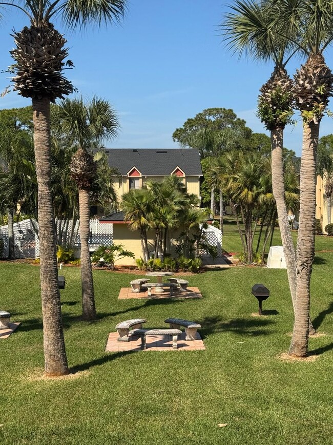 Foto del edificio - Spacious Ground-Floor 2-Bed/2-Bath Condo i...