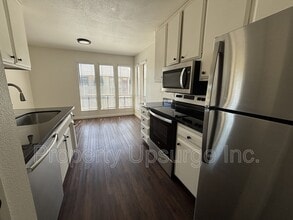 Building Photo - 905 Lakeside Dr