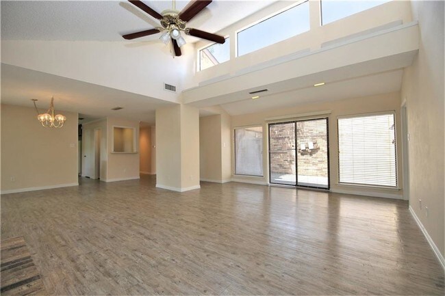 Foto del edificio - 3259 Whispering Oak