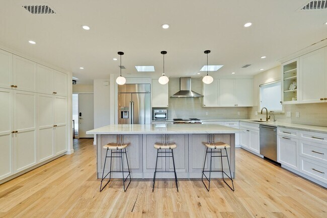 Building Photo - Gorgeous 4 bed, 3 bath home with a bonus r...