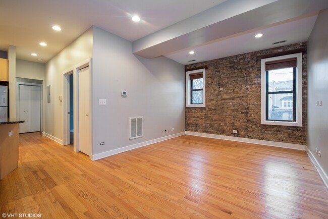 Building Photo - 4055 N Hermitage Ave