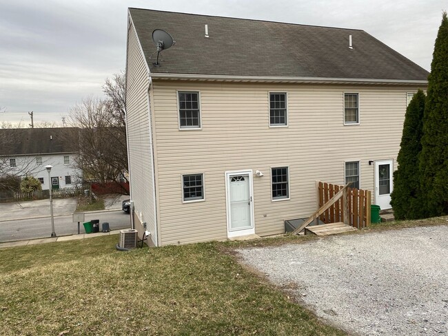 Building Photo - 819 Donnelly St