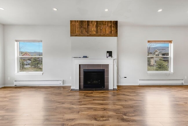 Building Photo - Pet-Friendly Big Sky Townhome in the Perfect Location
