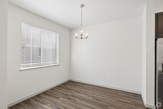 2 habitaciones, 2.5 baños, 1317 pies cuadrados - Comedor - Campus Oaks Apartments