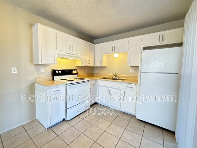 Building Photo - 1518 N Craycroft Rd