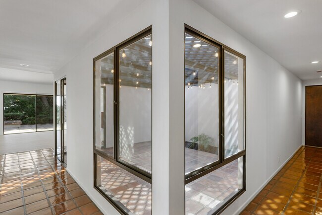 Foto del edificio - 3621 Malibu Country Dr