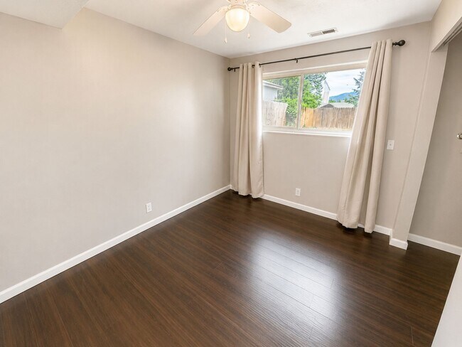 Foto del edificio - Amazing 4 bedroom 2 bathroom multi kitchen home a must see!!