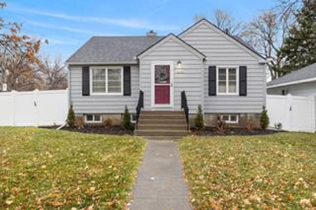 Building Photo - Elm Street Duplex