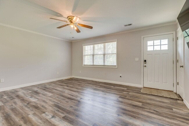 Building Photo - 3 Bed/1.5 Bath in Colonial Heights