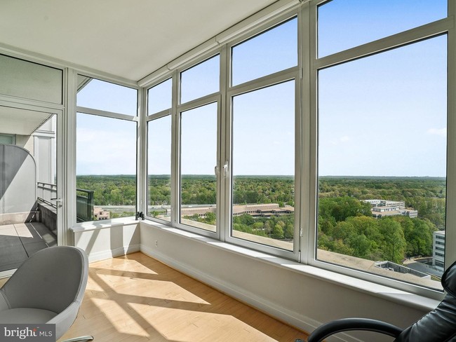 Foto del edificio - 8220 Crestwood Heights Dr