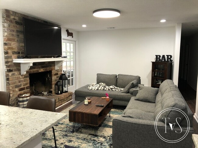 Building Photo - BEAUTIFUL FULLY RENOVATED HOME YOU WON'T WANT TO MISS!