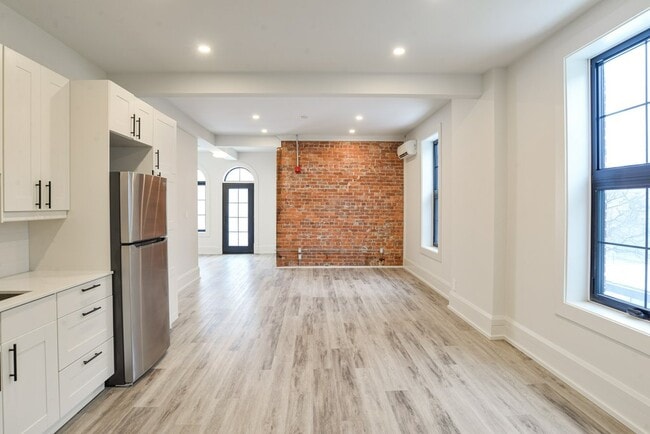 Building Photo - 2 Bedroom Loft Living in Downtown Orillia ...