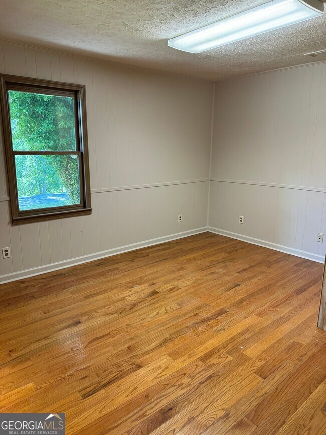 Foto del edificio - 3377 Long Branch Rd