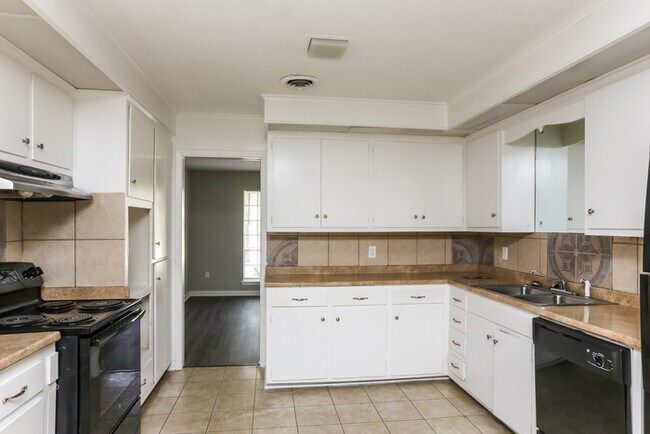Building Photo - Beautiful Home on Tanglewood