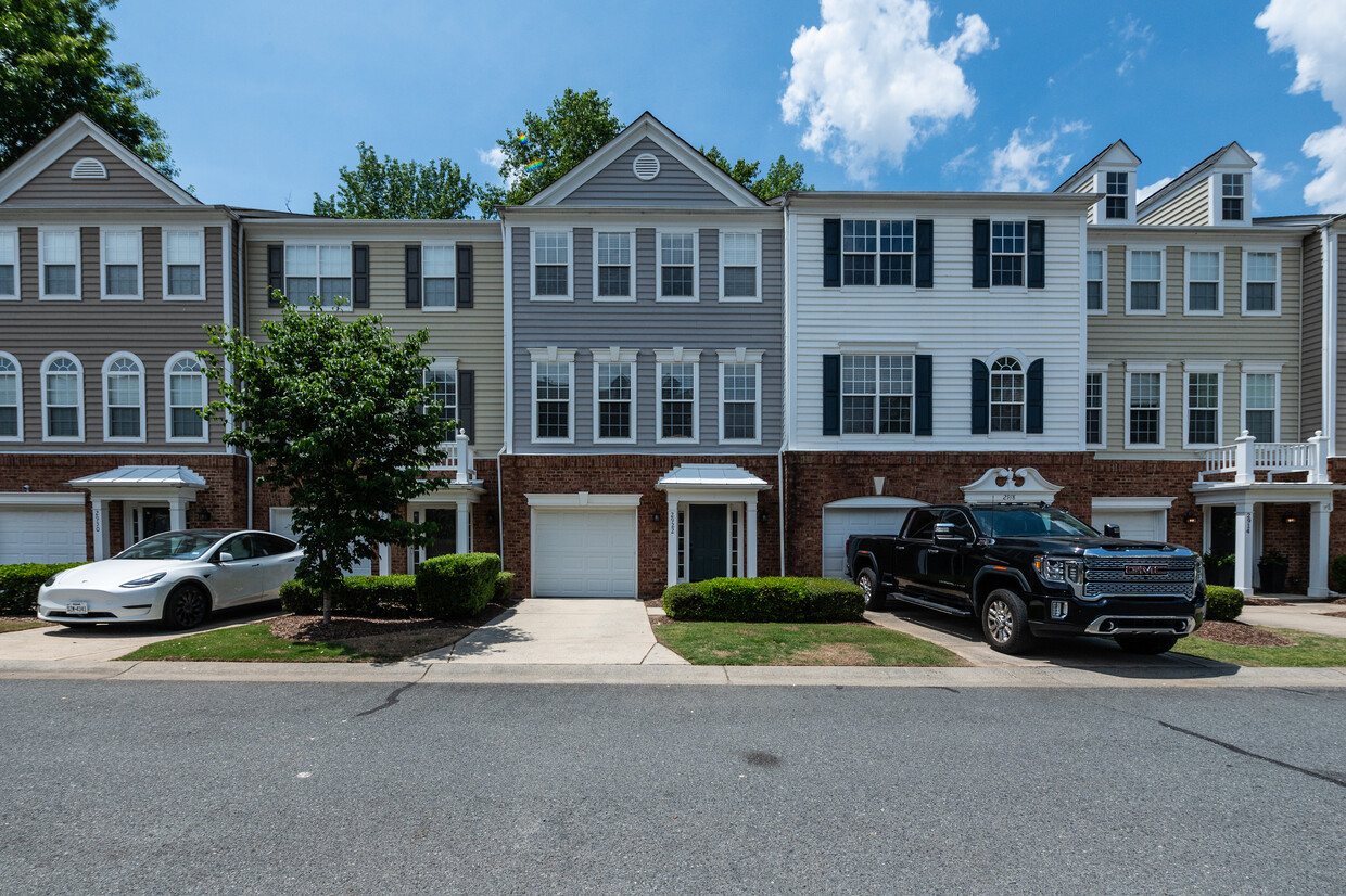 Front of home (centered) - 2922 Duvalla Ave