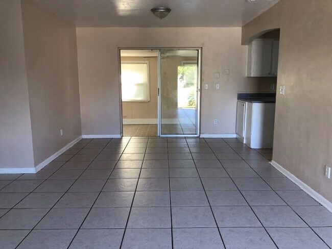 Foto del edificio - 3 Bed 1 Bath Home | Pet Friendly | Carport...