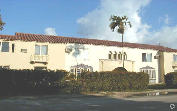 Building Photo - 2908 Royal Palm Ave