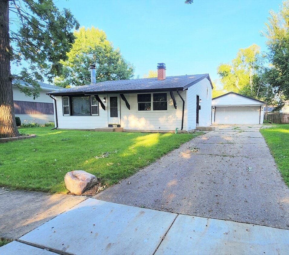 6037 Hampton Dr, Carpentersville, IL 60110 House Rental in Carpentersville, IL