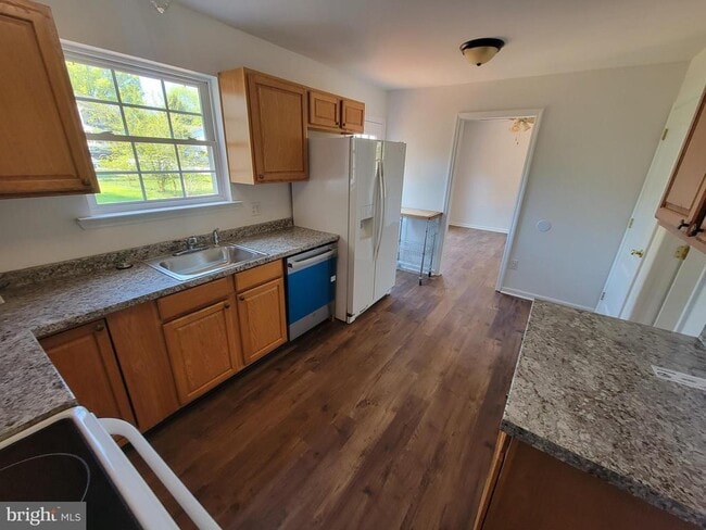 Building Photo - 4 Coolidge Ct