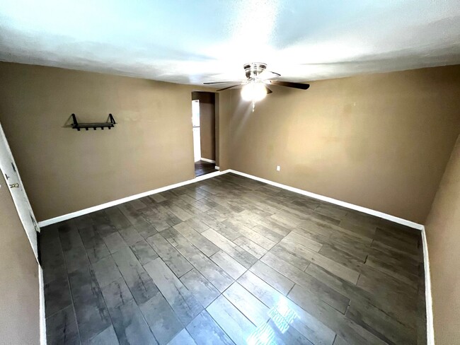 Building Photo - 2036 S Roosevelt Rd 6